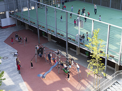 Schüler auf dem Schulhof des Phorms Gymnasiums Hamburg